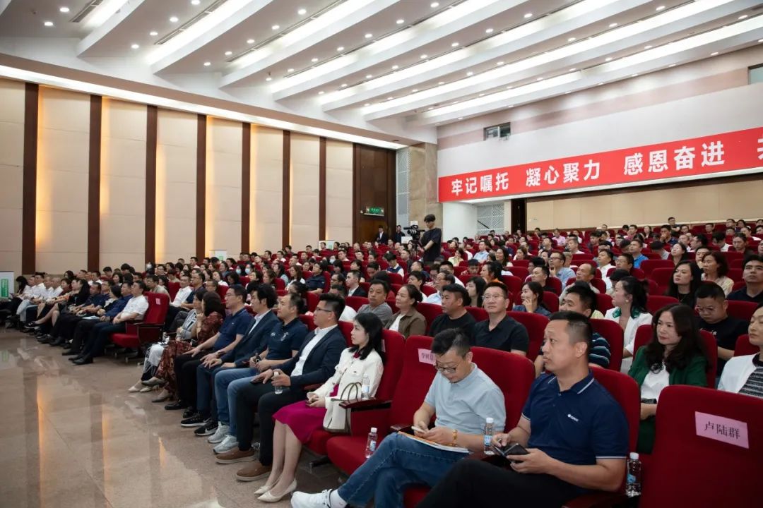 (图/活动现场青年企业家代表认真听课)