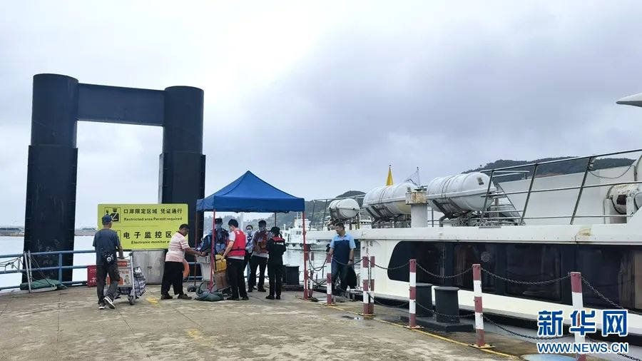 乘客检票登船。新华网 刘丰 摄