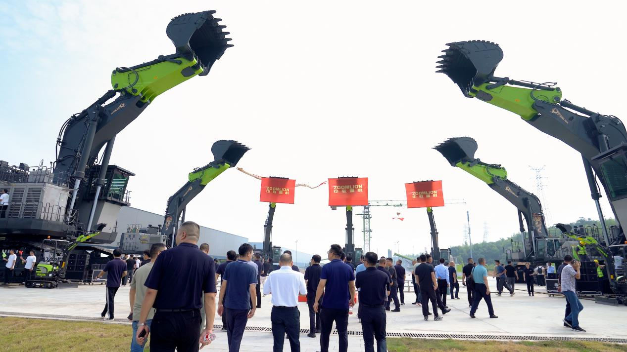 图为现场嘉宾、客户观摩超大型矿用挖掘机新品