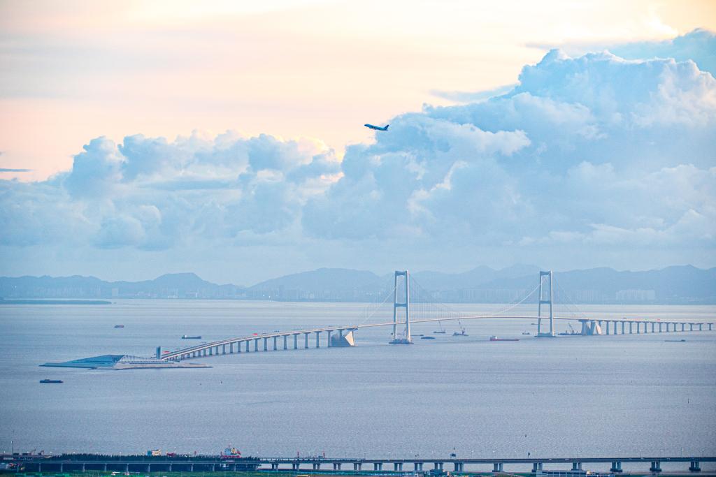6月23日,從深圳寶安國際機場起飛的飛機飛過深中通道。新華社記者 毛思倩 攝