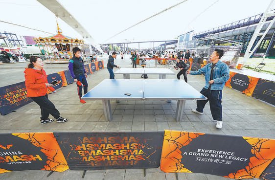 在大满贯公园,不少人在乒乓球台前比拼球技。本报记者方非 摄