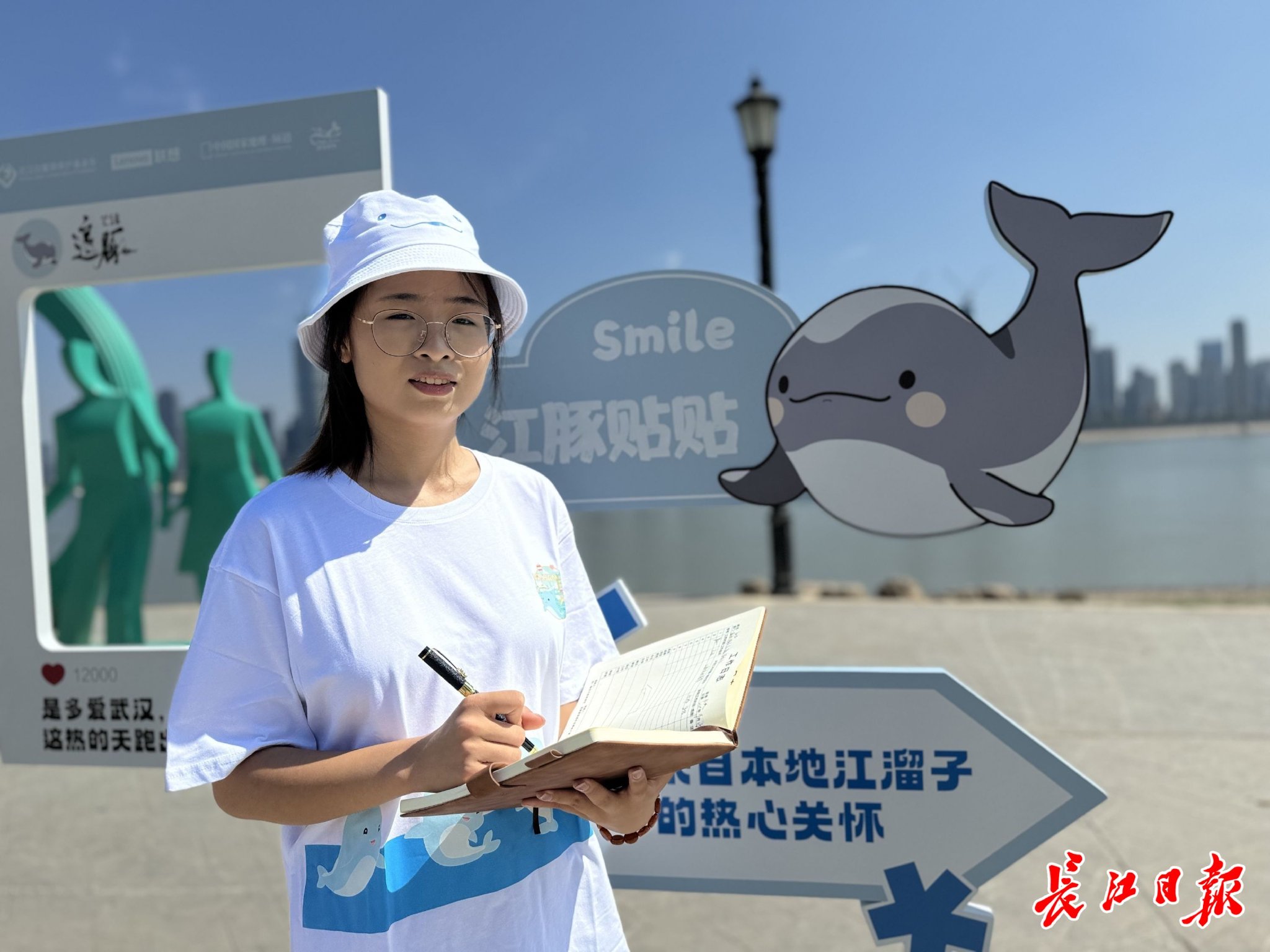 張苗觀測記錄長江流域的江豚數據。馬慧潔 攝