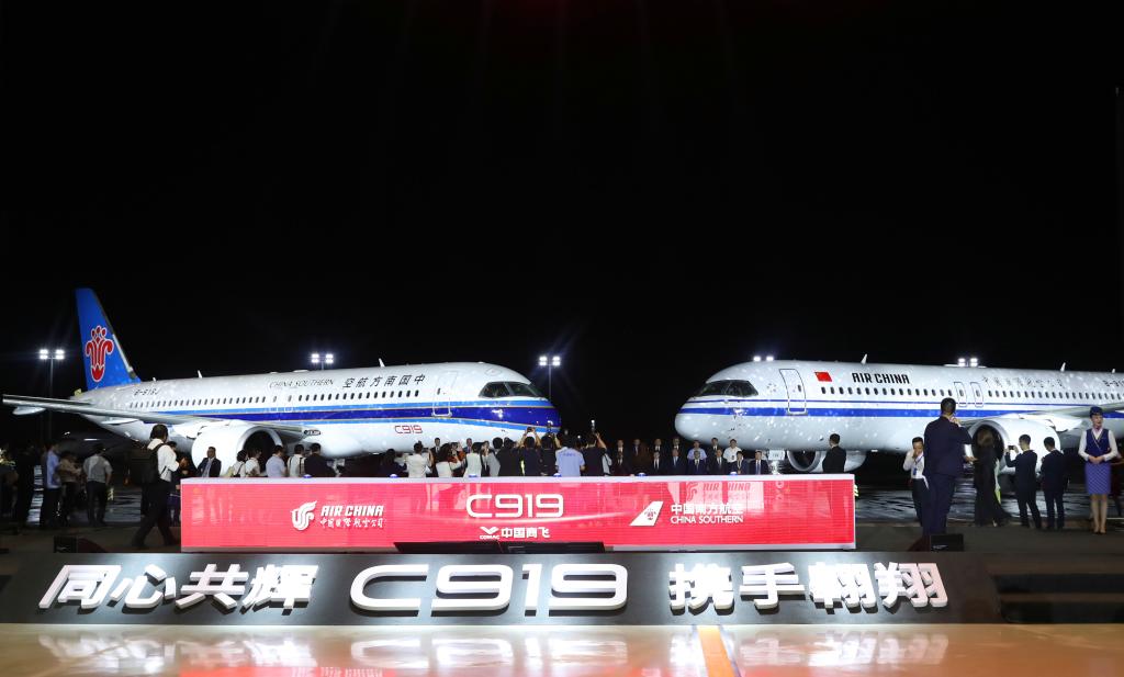這是2024年8月28日在位於上海的中國商飛總裝製造中心浦東基地拍攝的國產大飛機C919交付儀式現場。新華社記者 方喆 攝