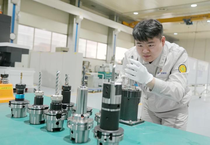 在一汽解放汽車有限公司商用車開發院,時敬龍正在對加工刀具等設備進行調試。