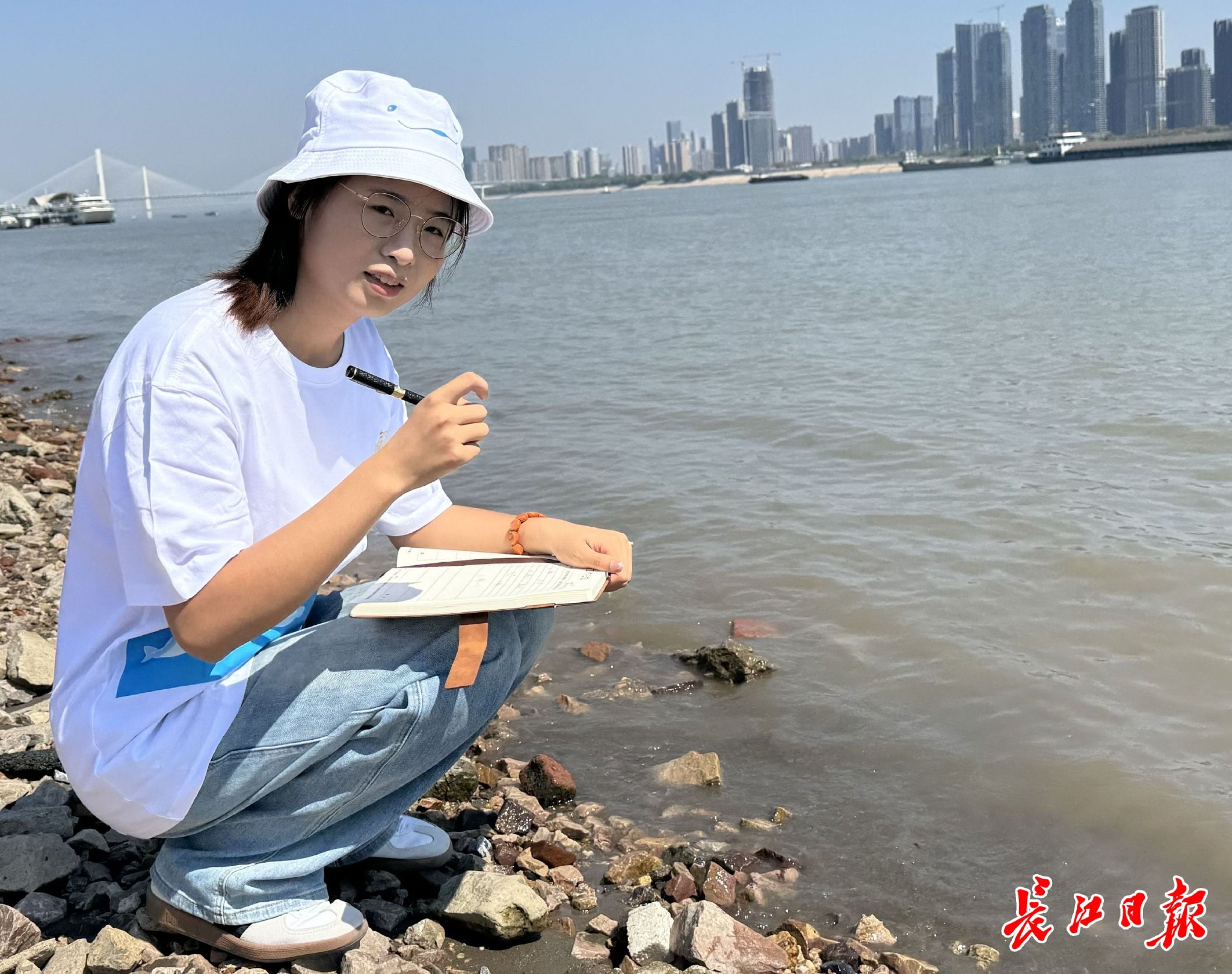 張苗正在觀測記錄長江流域的江豚數據。馬慧潔 攝
