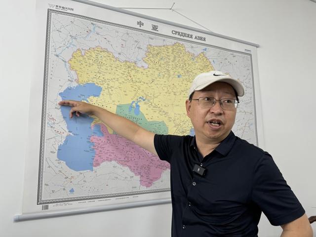 顾海峰在他位于霍尔果斯的办公室,墙上挂着一幅中亚地图。 舒抒 摄