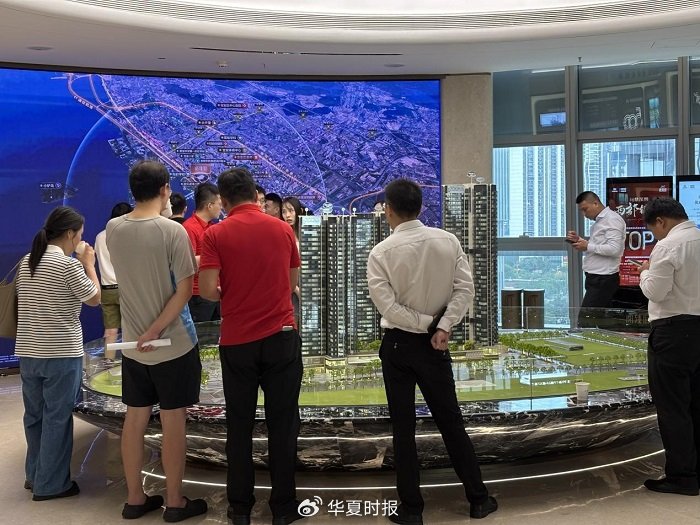 10月1日深圳宝安中心区某新房项目营销中心。 梁宝欣/摄