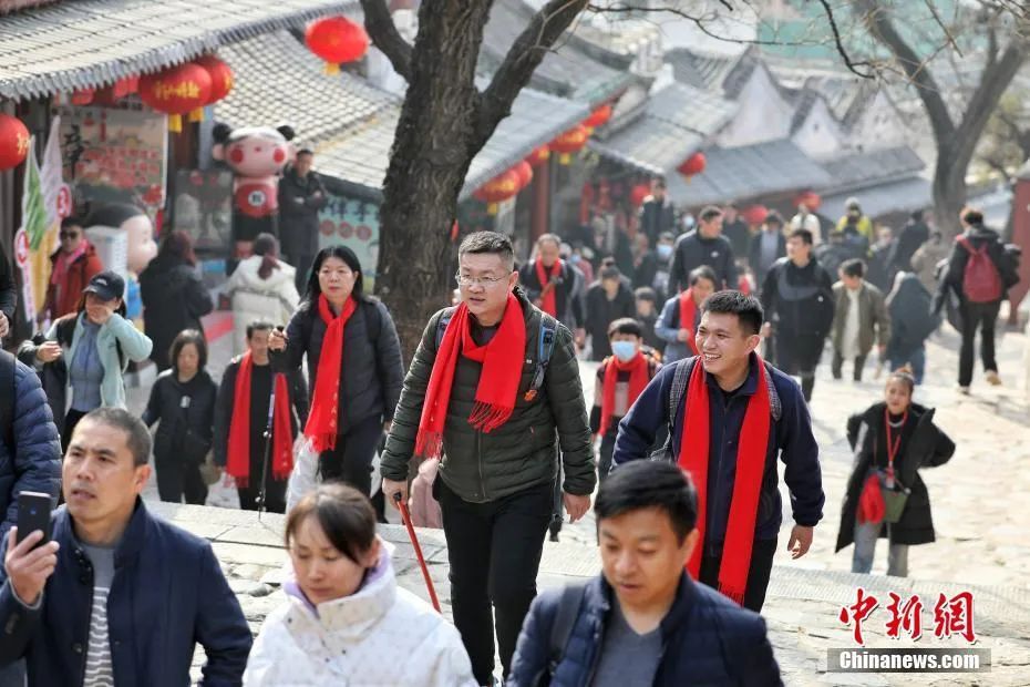 今年3月，遊客參加二月二龍抬頭泰山民俗文化節登泰山活動。隋翔 攝