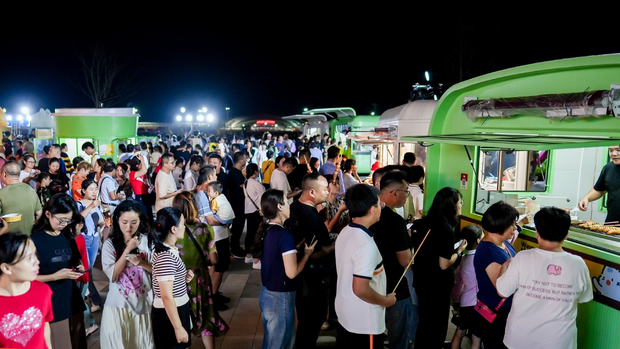 9月30日,“上海·海上世界”开业,“海上欢乐场”夜晚活动现场热闹非凡。(受访单位供图)