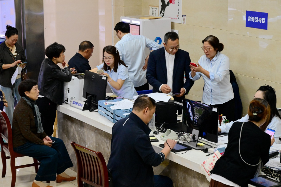 2024年10月8日,浙江金华一证券公司营业部大厅业务繁忙。图片来源:视觉中国