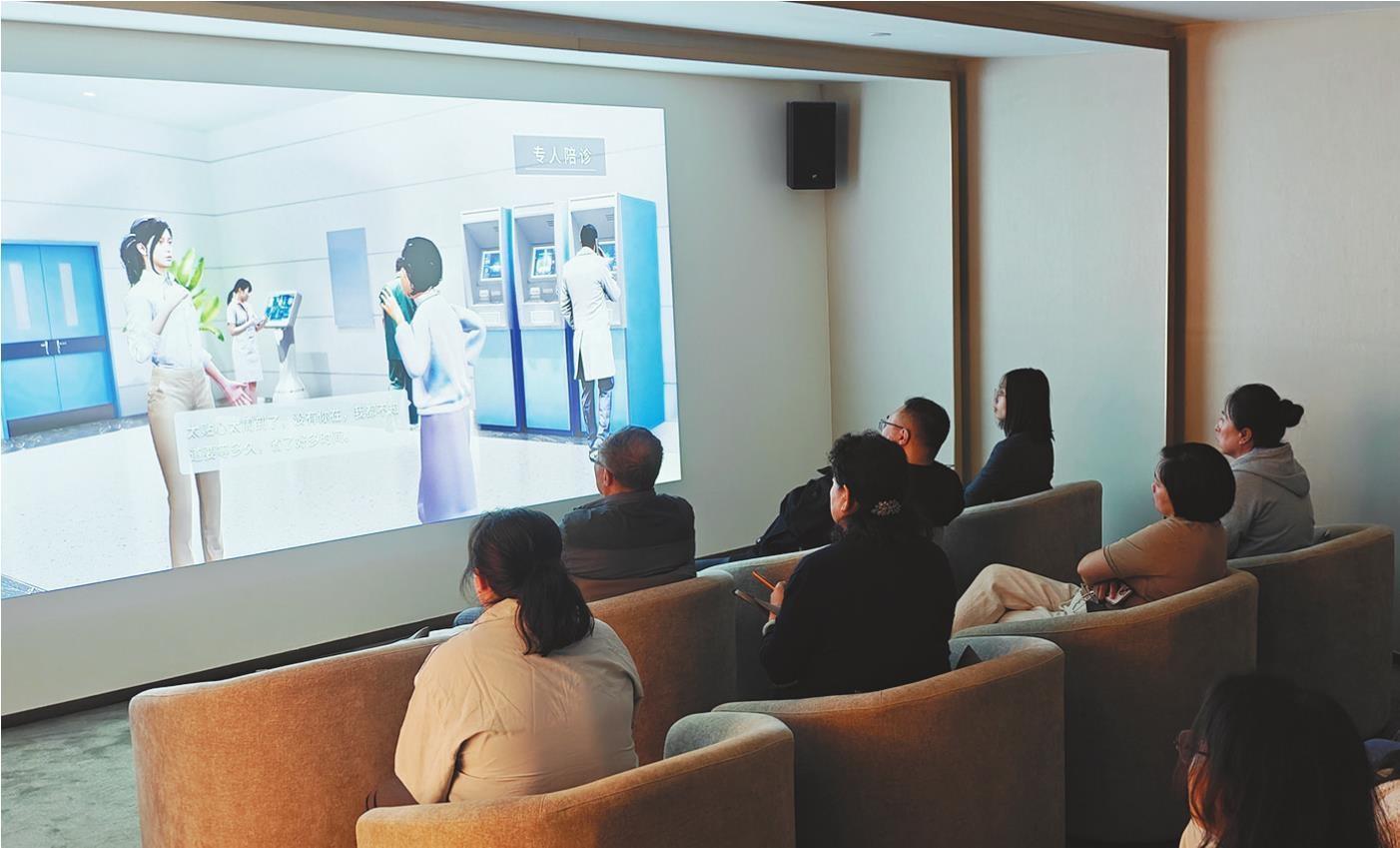 客户观看平安居家养老知识普及视频。本文图片由受访单位提供