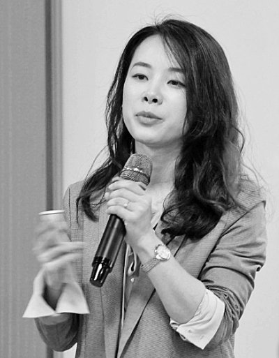 黄思颖在企业内部培训会上授课。受访者供图