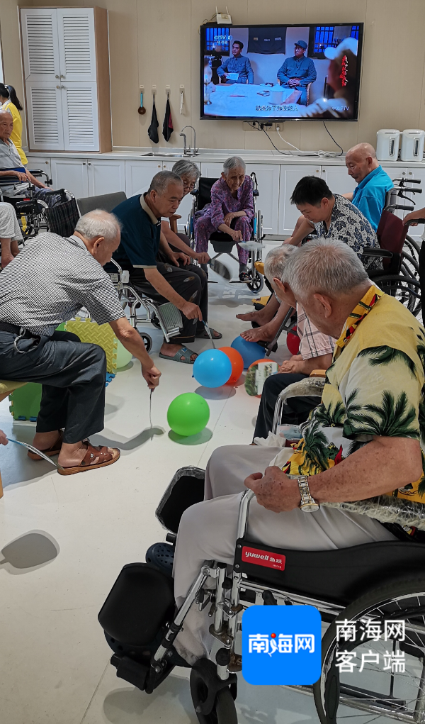 秀英区海秀街道综合养老服务中心(一方.湖畔院)内,老年朋友们在玩游戏。记者 王康景 摄