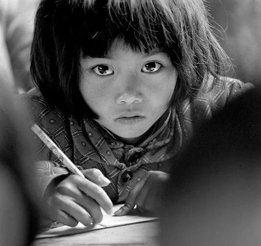 解海龍拍攝的「大眼睛」小學生蘇明娟認真聽課 圖源:「央視新聞」微信公眾號