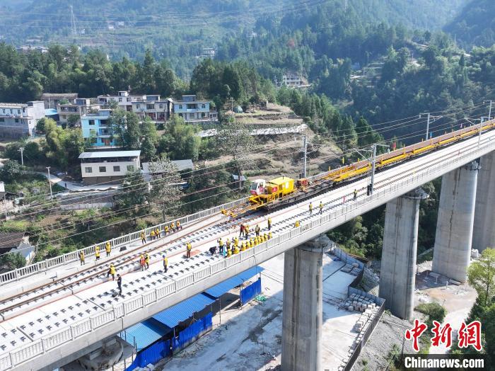 图为铺轨现场。渝黔铁路有限责任公司供图