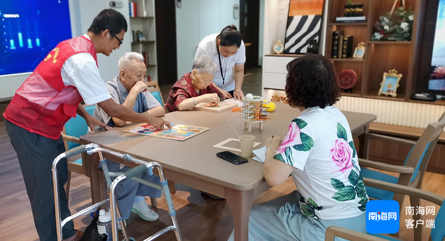 海口市秀英区养老服务指导中心内,志愿者和工作人员陪老年朋友交流互动。记者 王康景 摄