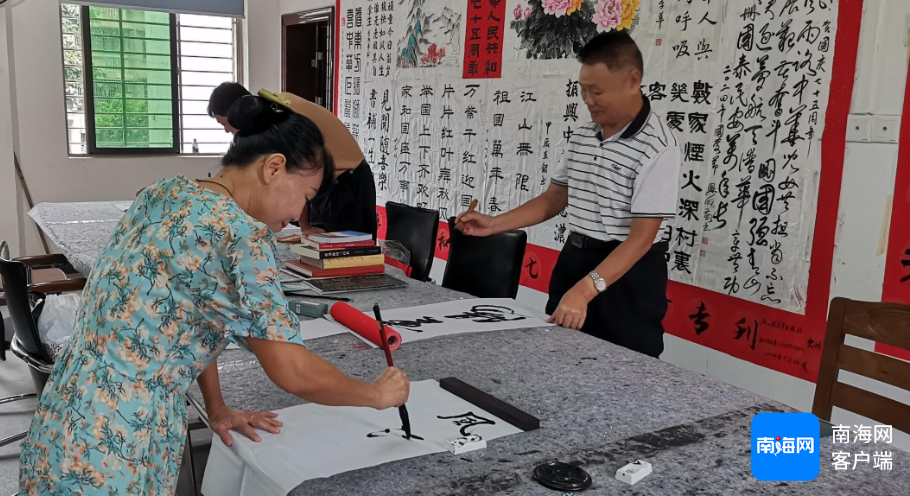 图为秀英区海秀街道综合养老服务中心(一方.湖畔院)内老年朋友在练习书法(记者 王康景 摄)