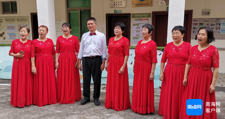 秀英区海秀街道综合养老服务中心(一方.湖畔院)内,老年朋友们排练重阳节的演出节目。记者 王康景 摄