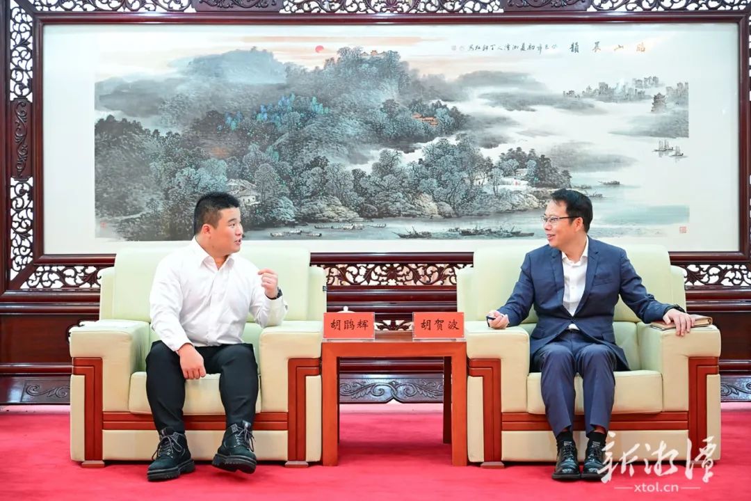 胡贺波会见胡鹍辉一行。(全媒体记者 方阳 摄)