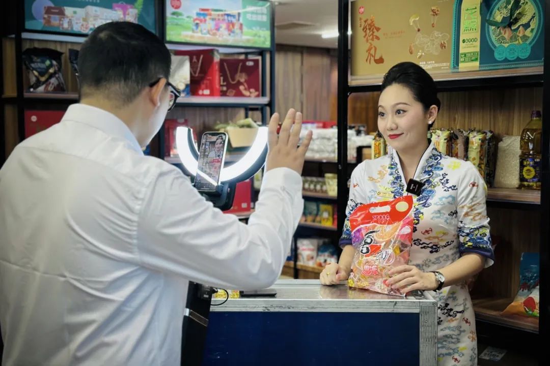图 | 新海航进行电商直播