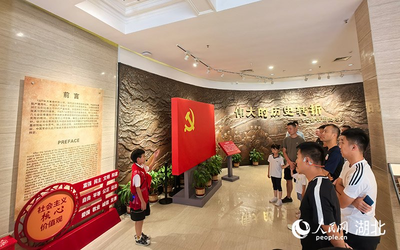 小誌願者講解員在八七會議會址紀念館講解。人民網記者 周雯攝