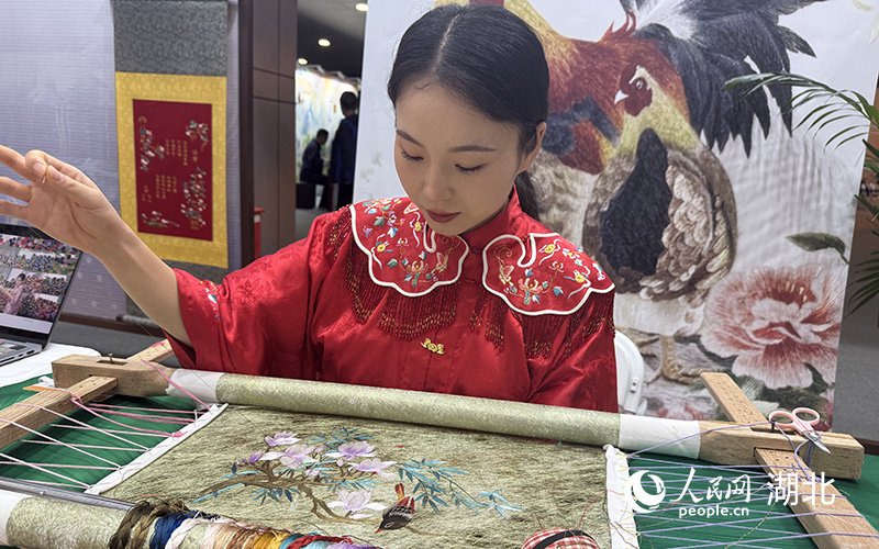現場展示大冶刺繡的精妙技藝。人民網記者 張沛攝