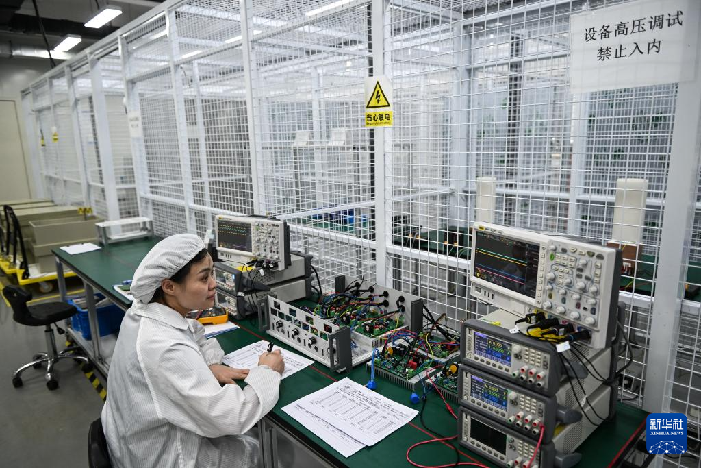 9月24日,日聯科技工作人員在對X射線源倍壓塊進行測試。新華社記者 季春鵬 攝