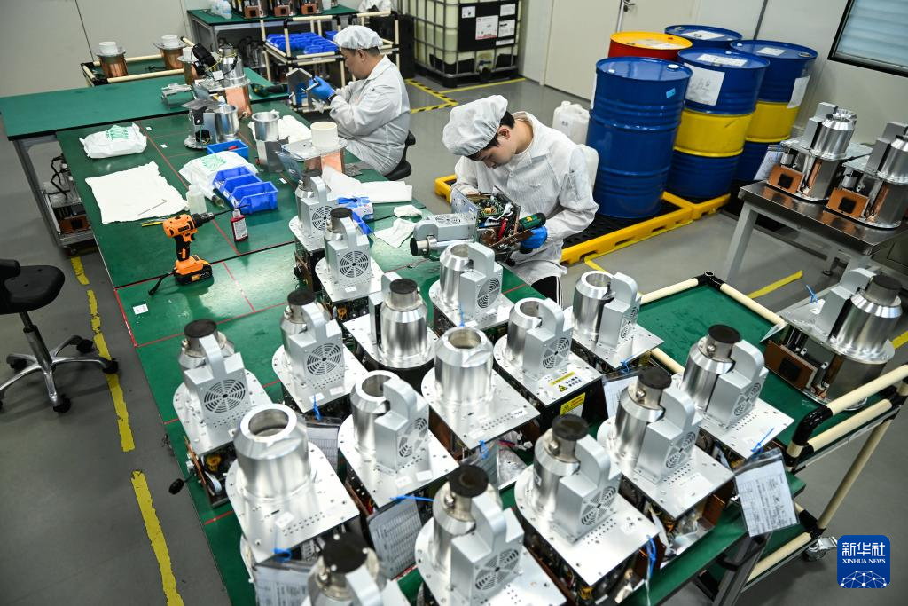 9月24日,日聯科技技術人員在組裝X射線源。新華社記者 季春鵬 攝