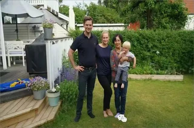 刘琴夫妇受邀去瑞典姑娘美林家小住。
