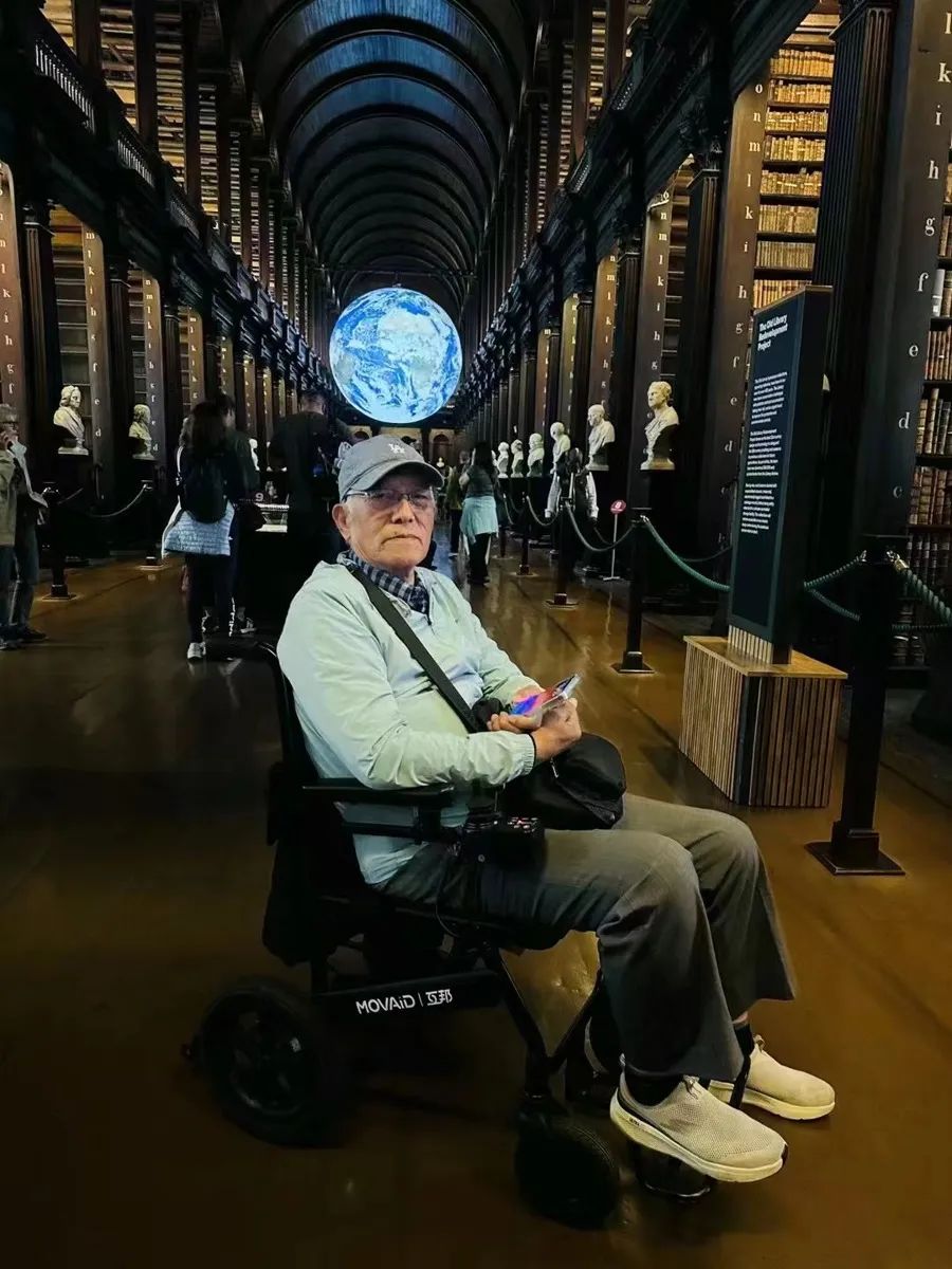 朱兴道已带着电动轮椅游览了十个国家。
