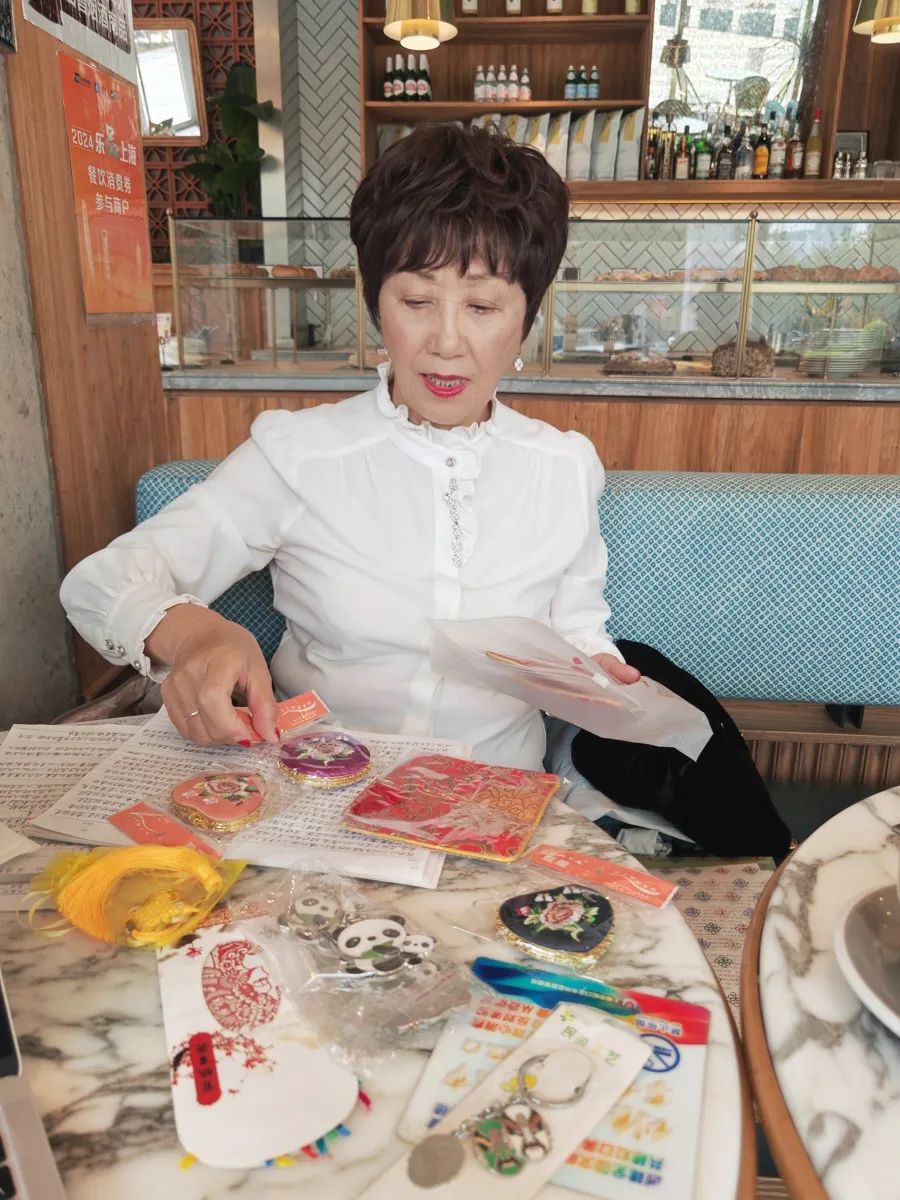 刘琴展示她每次旅行前必带的钥匙扣、化妆镜等小礼品。李宝花摄