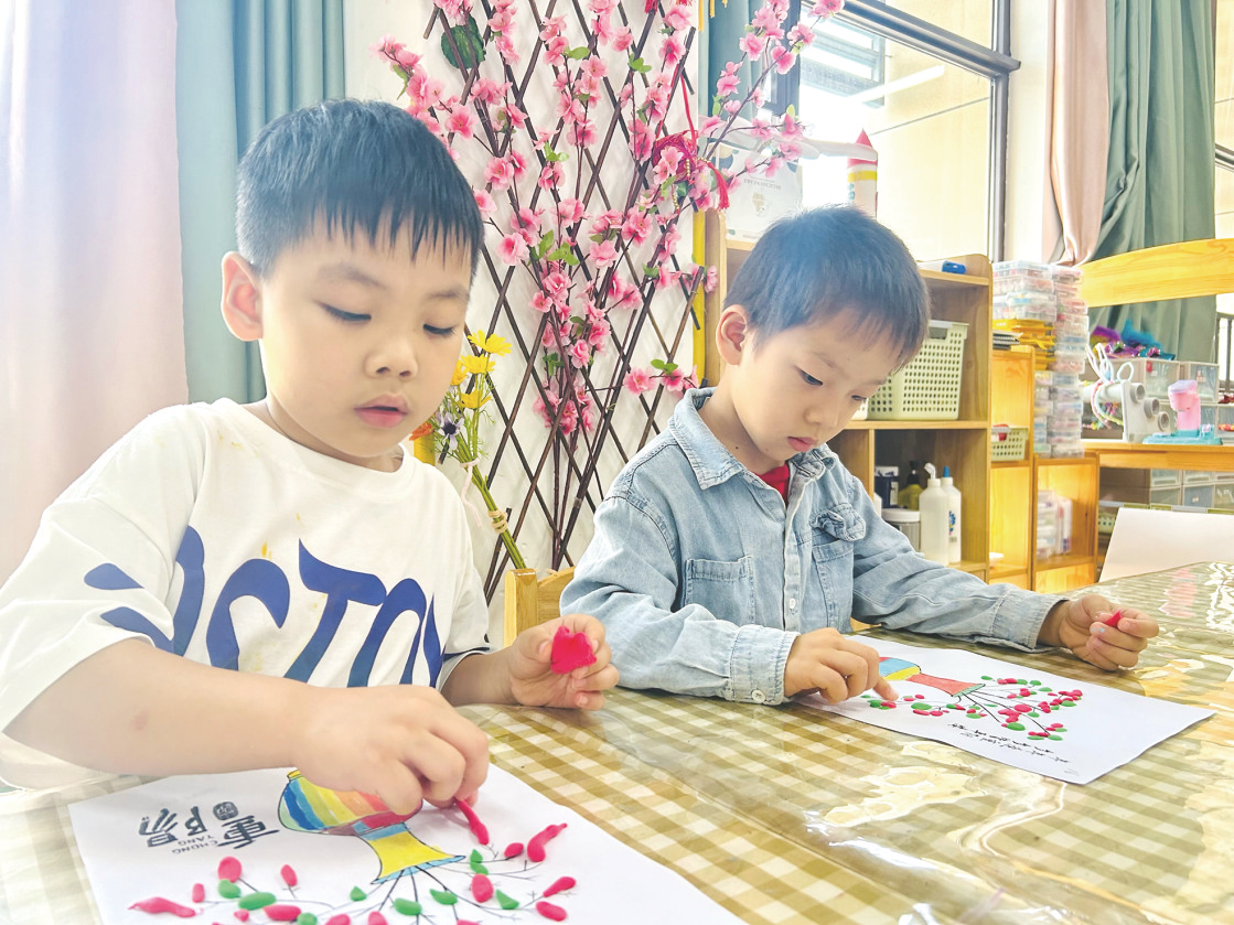     金阳路幼儿园的小朋友制作茱萸，感受中华优秀传统文化。