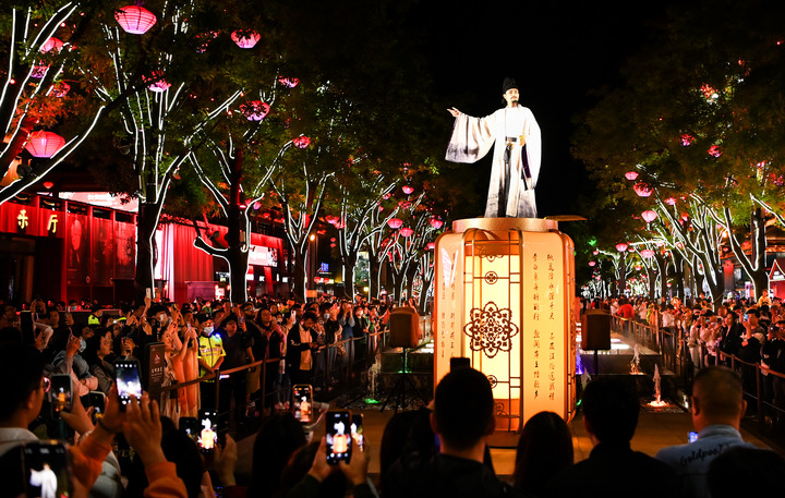 大唐不夜城“华灯太白”表演。新华社记者 邹竞一 摄