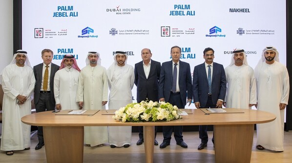 与管理层一起参加Palm Jebel Ali签约仪式