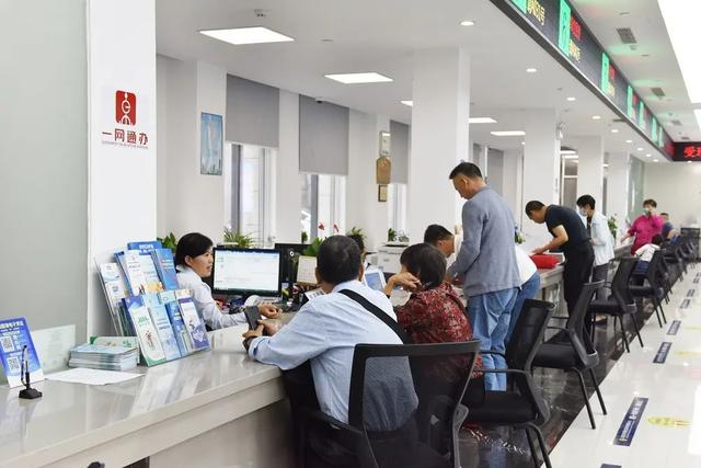 办事群众在上海市嘉定区外冈镇社区事务受理服务中心“一网通办”窗口办理事项 李明霞 摄