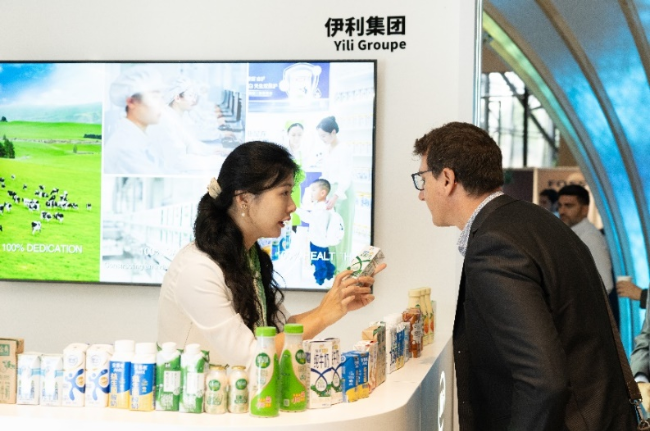 嘉宾参观伊利展台