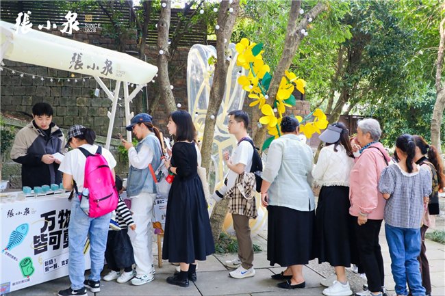 游客排队体验张小泉盖章活动