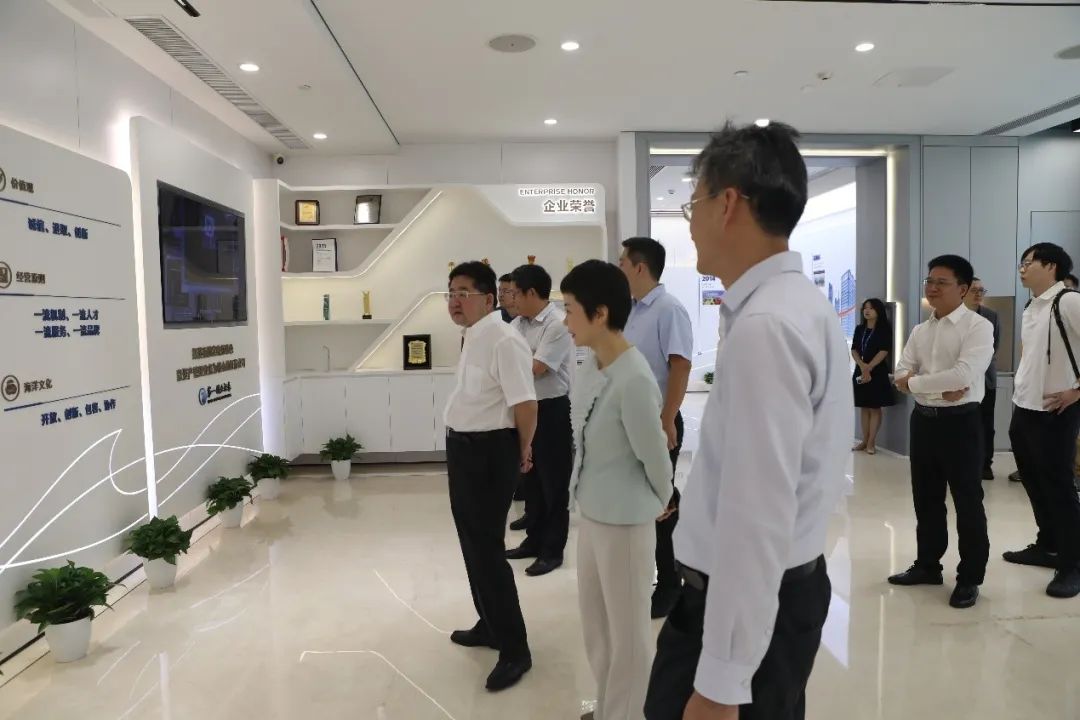 图:调研组一行参观投行大厦及第一创业展厅
