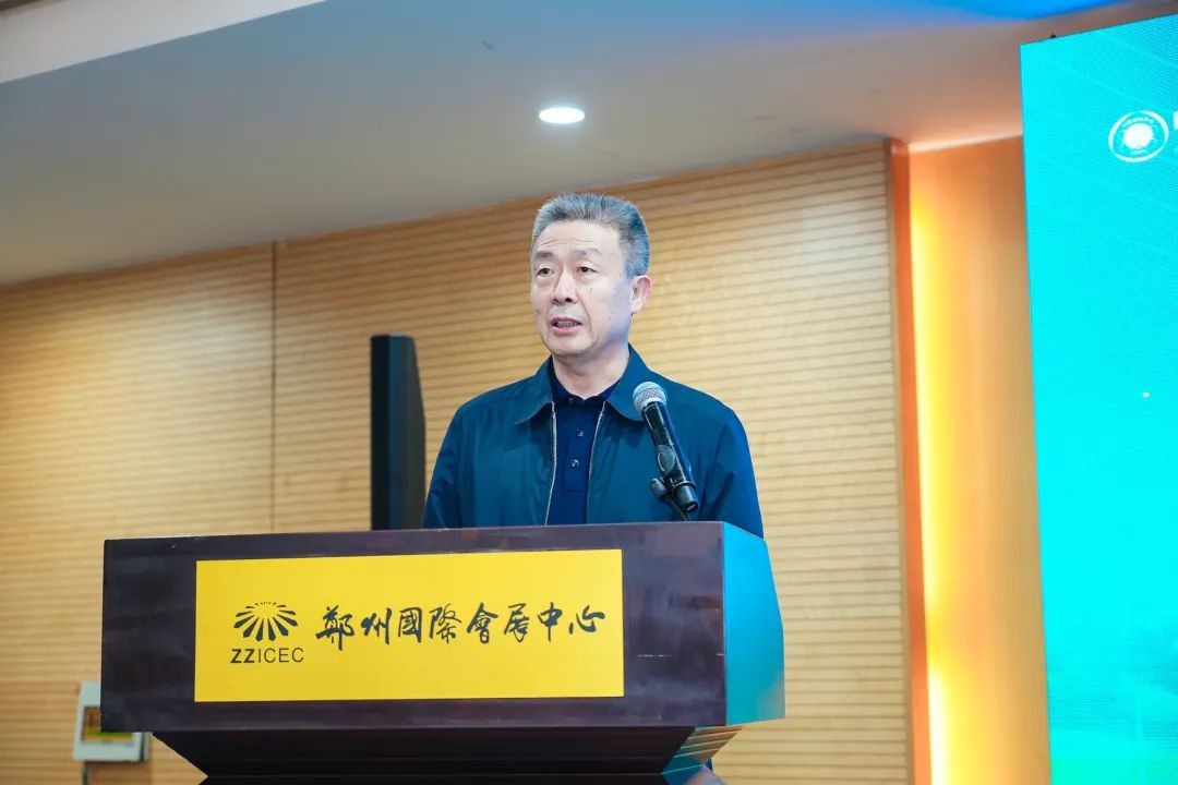 ▲中国测绘学会常务副理事长武文忠进行致辞
