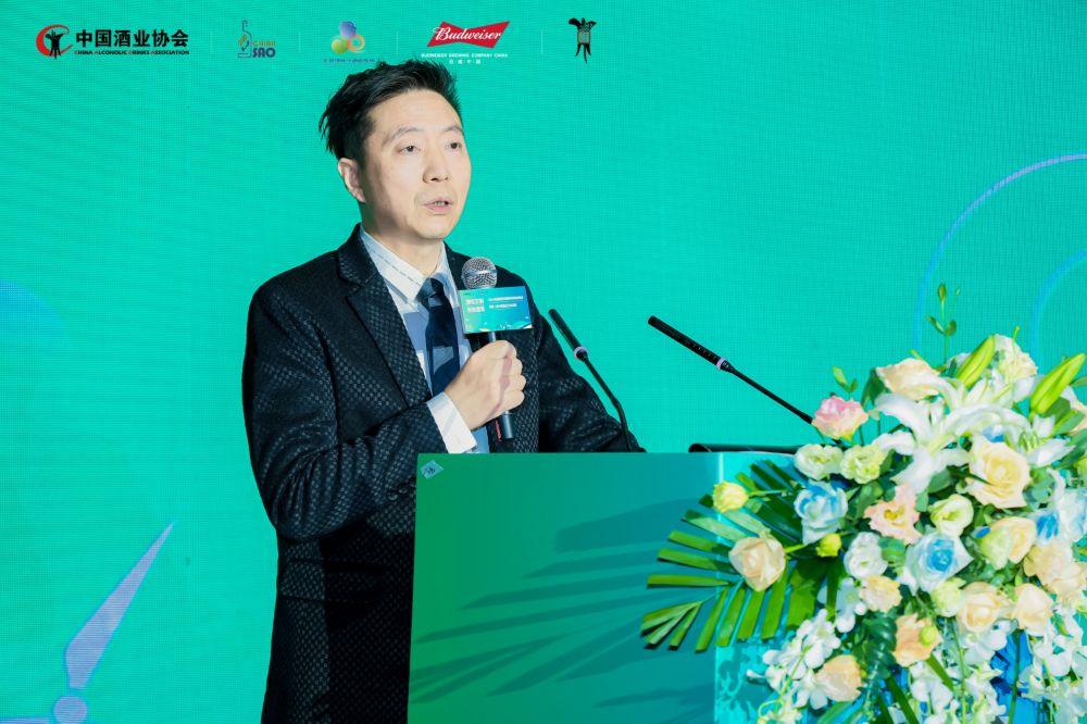 （中国酒业协会秘书长何勇）