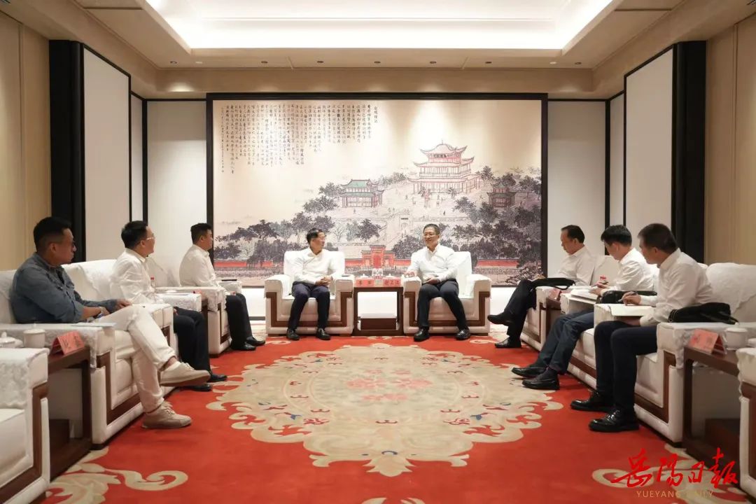 10月18日,谢卫江会见来岳考察的利亚德集团董事长李军一行。