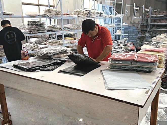 　　极兔快递员在羊毛衫商家仓库帮助打包(受访者供图)