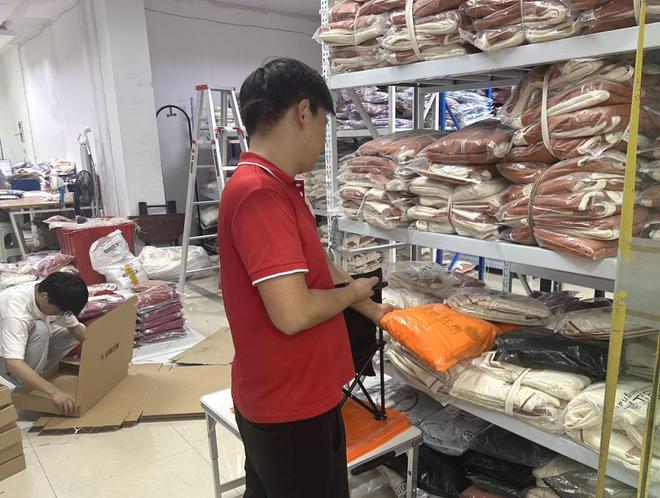 　　极兔快递员在瑞纺商家仓库帮助打包服装(受访者供图)
