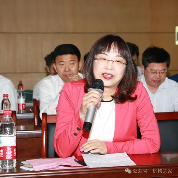 注:上图为重庆银行本次卸任的副行长杨世银。