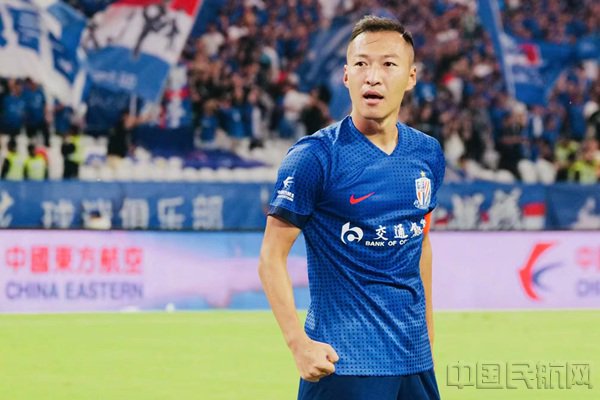 东航品牌亮相申花的赛场与球衣(东航供图)