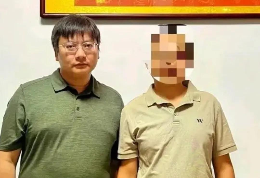 涉事司機(右)取保後與辯護律師合照 來源:律師周兆成
