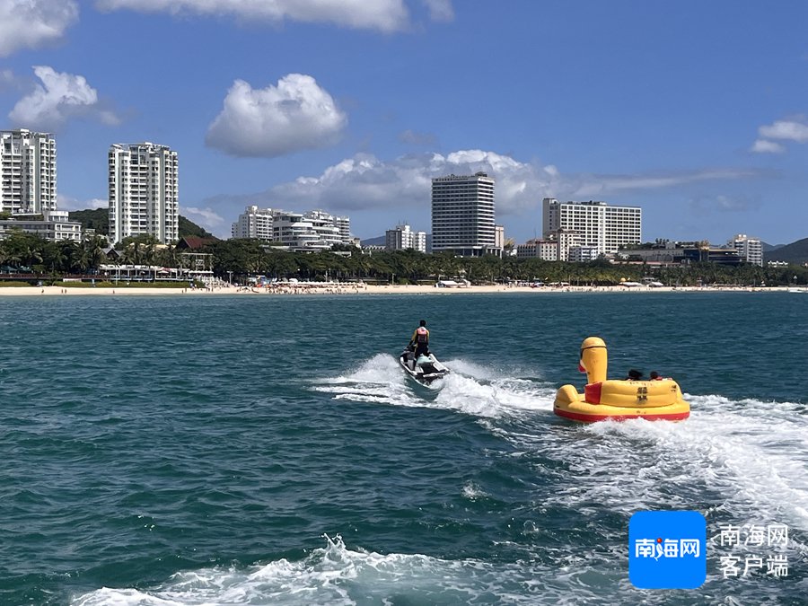 游客在三亚大东海旅游区体验水上项目。记者 丁文文 摄