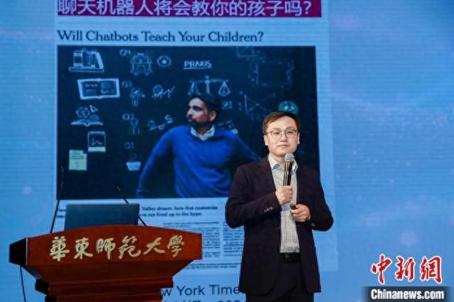 上海智能教育研究院副院长江波介绍数学自适应学习系统。(华东师范大学供图)