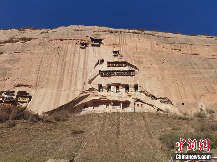 金秋十月，不少人前往馬蹄寺石窟群參觀。中新網記者 上官雲 攝