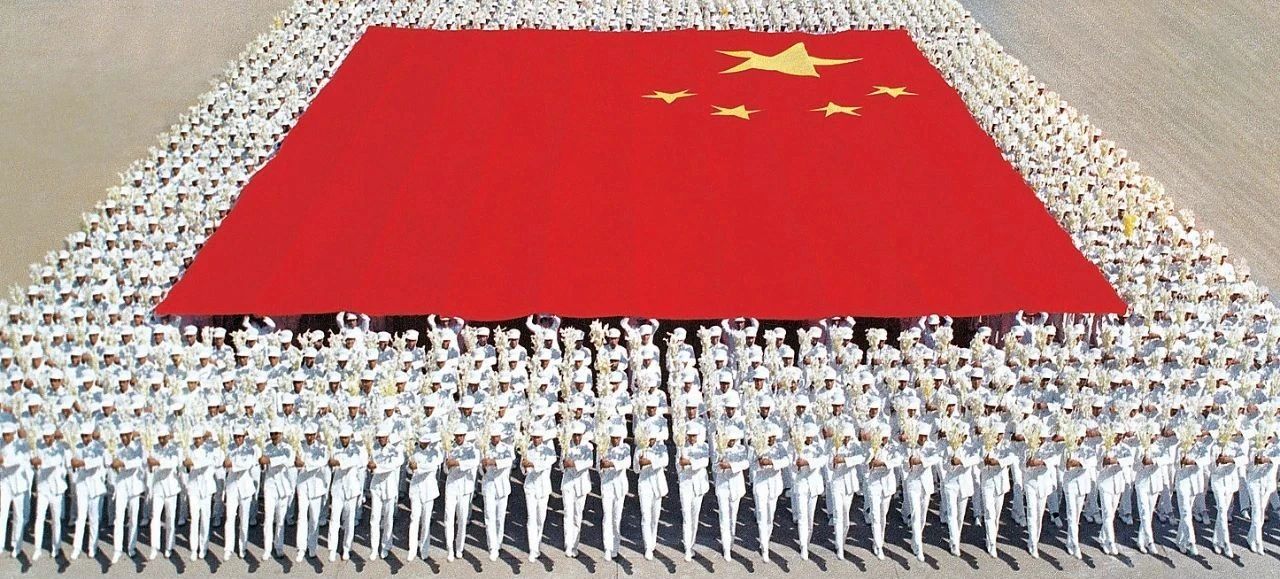 1984年10月1日,刚刚脱下军装的铁道兵组建国旗方队在天安门广场接受党和国家领导人的检阅